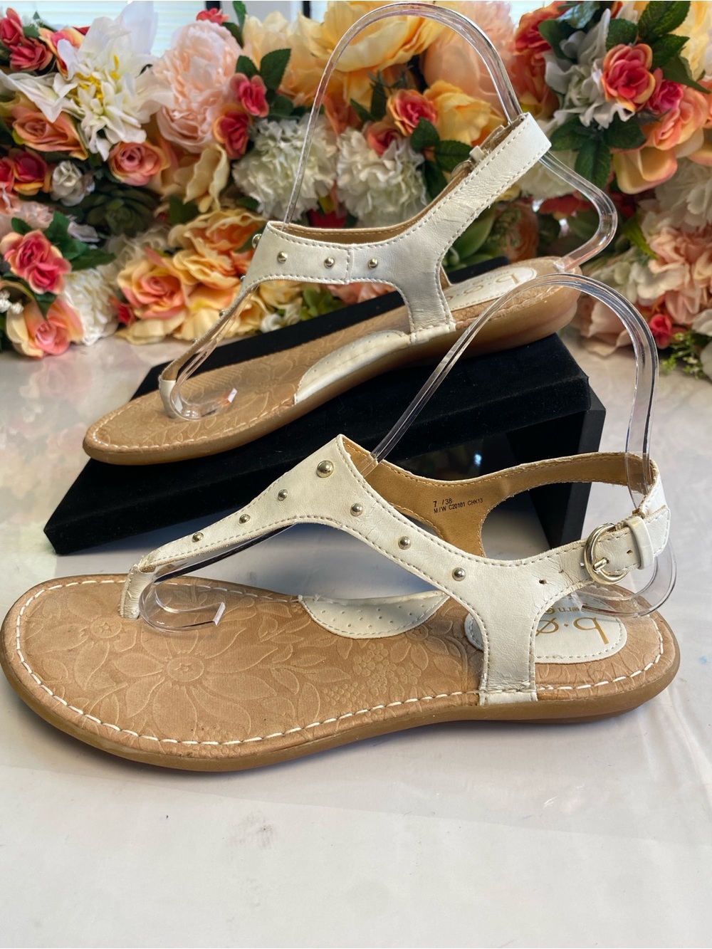 b.o.c. Born Concept White Studded T-Strap Comfort Sandals Leather Size 7